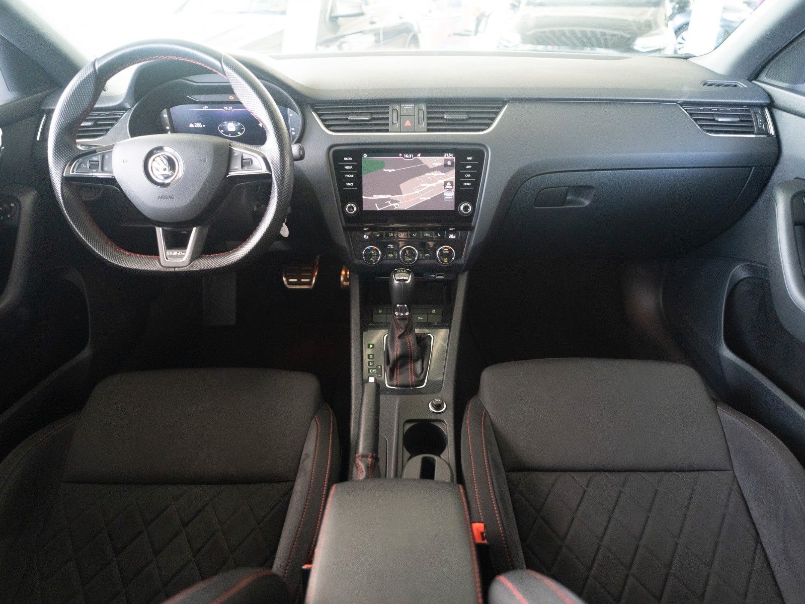 Fahrzeugabbildung SKODA Octavia Combi RS 4x4 AUTOM./SITZHZG./KAMERA