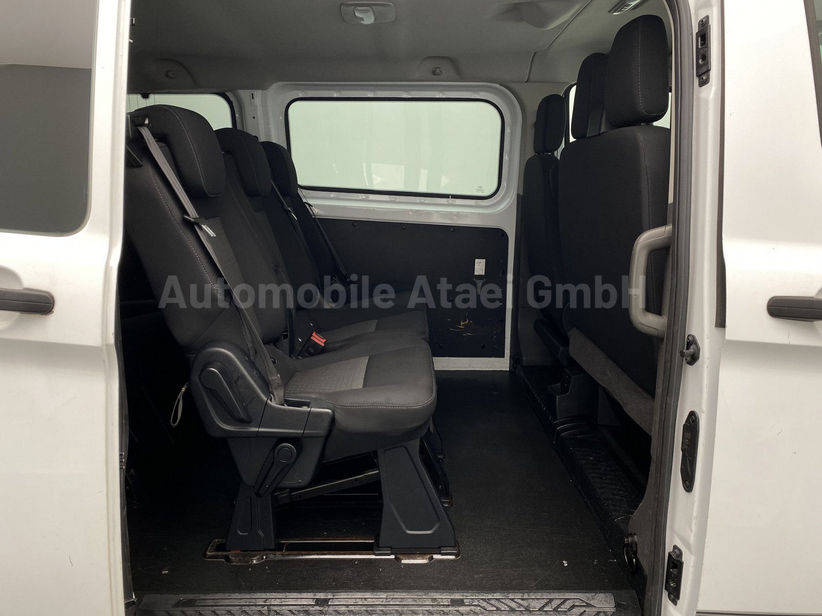 Fahrzeugabbildung Ford Transit Custom 340 L2 *9-Sitzer* AHK 2,4t 0963