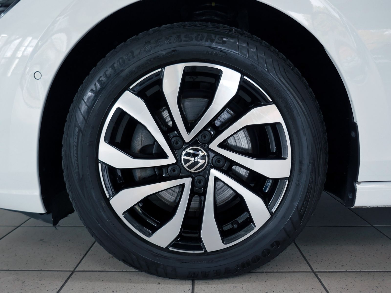 Fahrzeugabbildung Volkswagen Golf VIII Active 2.0 TDI DSG | LED AHK RFK ACC