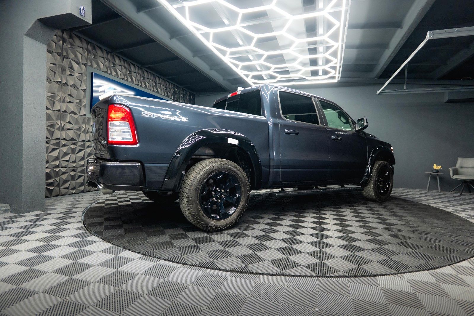 Fahrzeugabbildung Dodge RAM 5.7 V8 HEMI 4x4 OFFROAD Night Limited 19%
