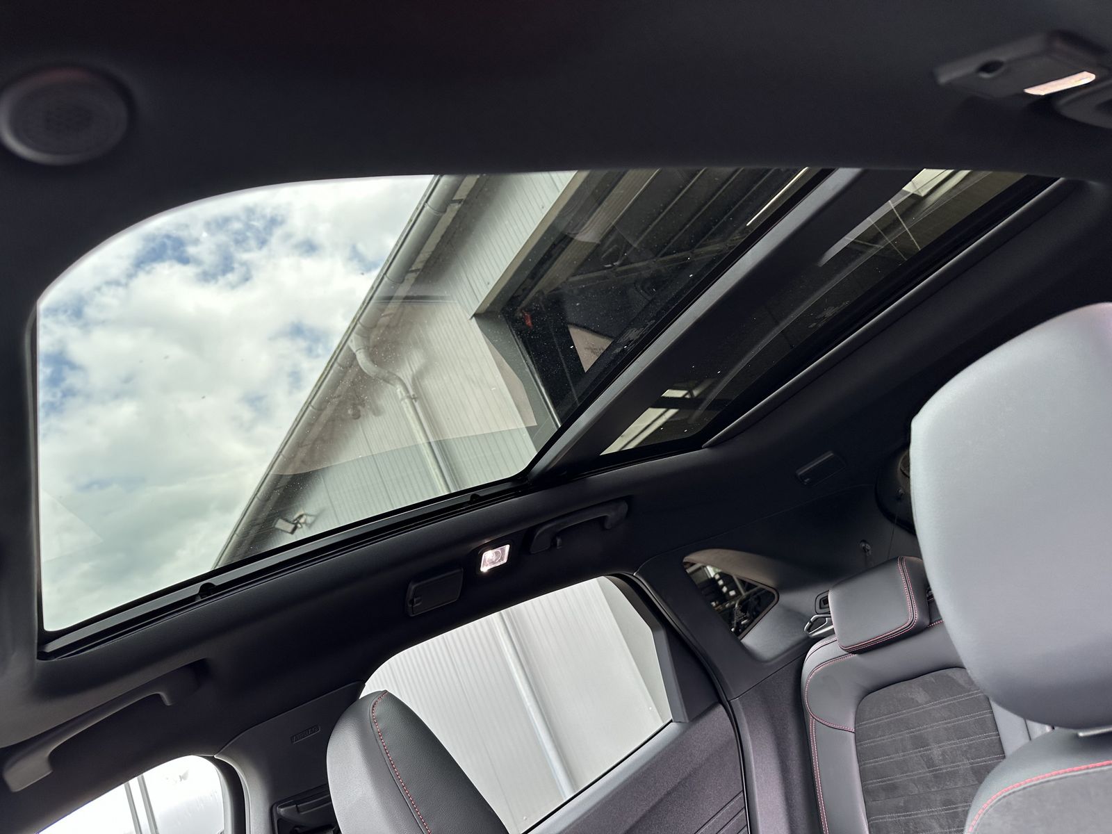 Fahrzeugabbildung Ford Kuga 2.0 EB 4x4 Aut. ST-Line X NAV+LED+PANO+B&O