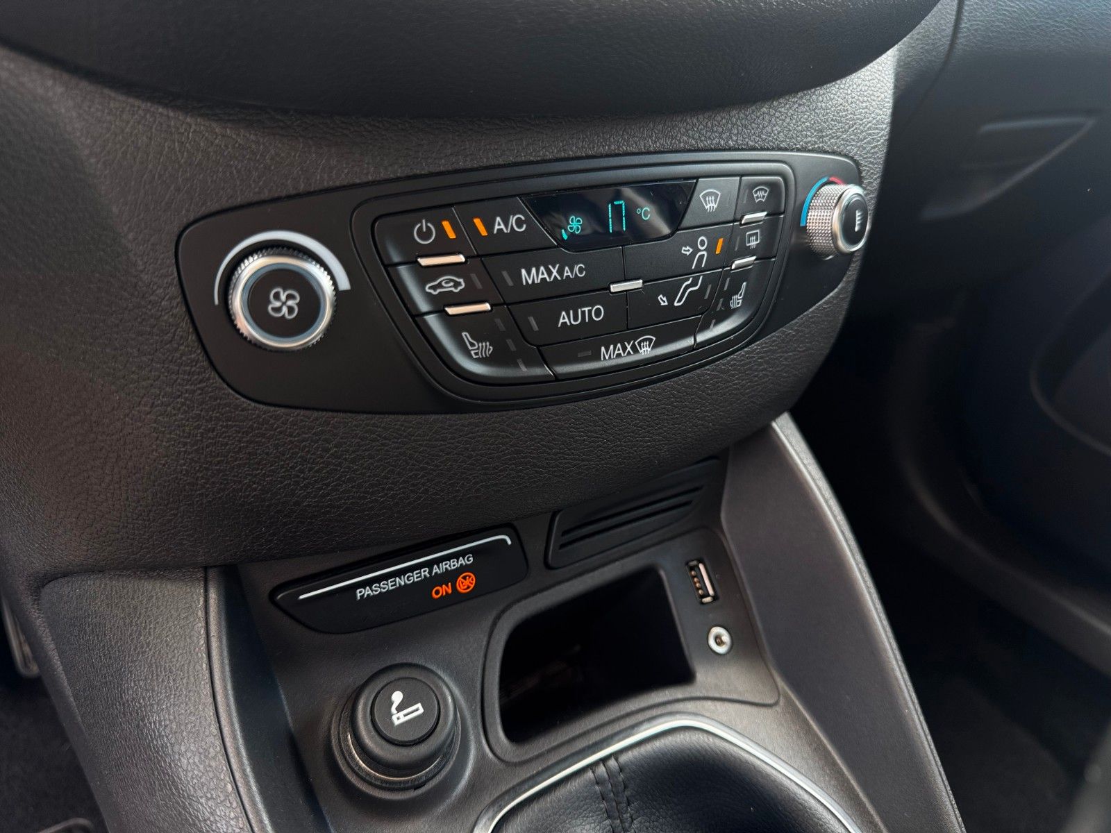 Fahrzeugabbildung Ford Tourneo Courier Titanium Sitzheizung Klima