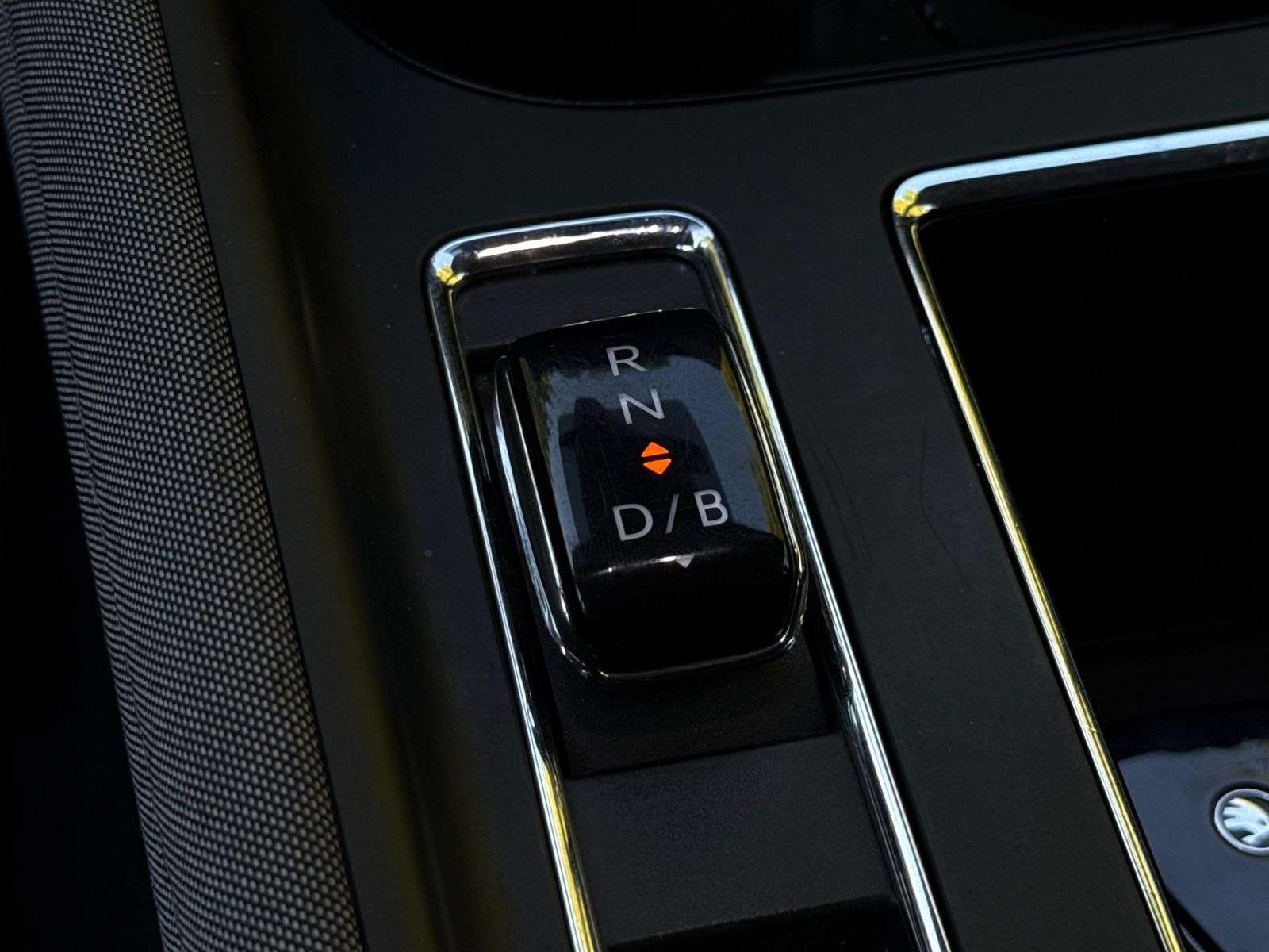 Fahrzeugabbildung SKODA Enyaq 80 Loft CCS+WÄPU+NAV+SHZ+KAM+ACC+AMBI+CARP