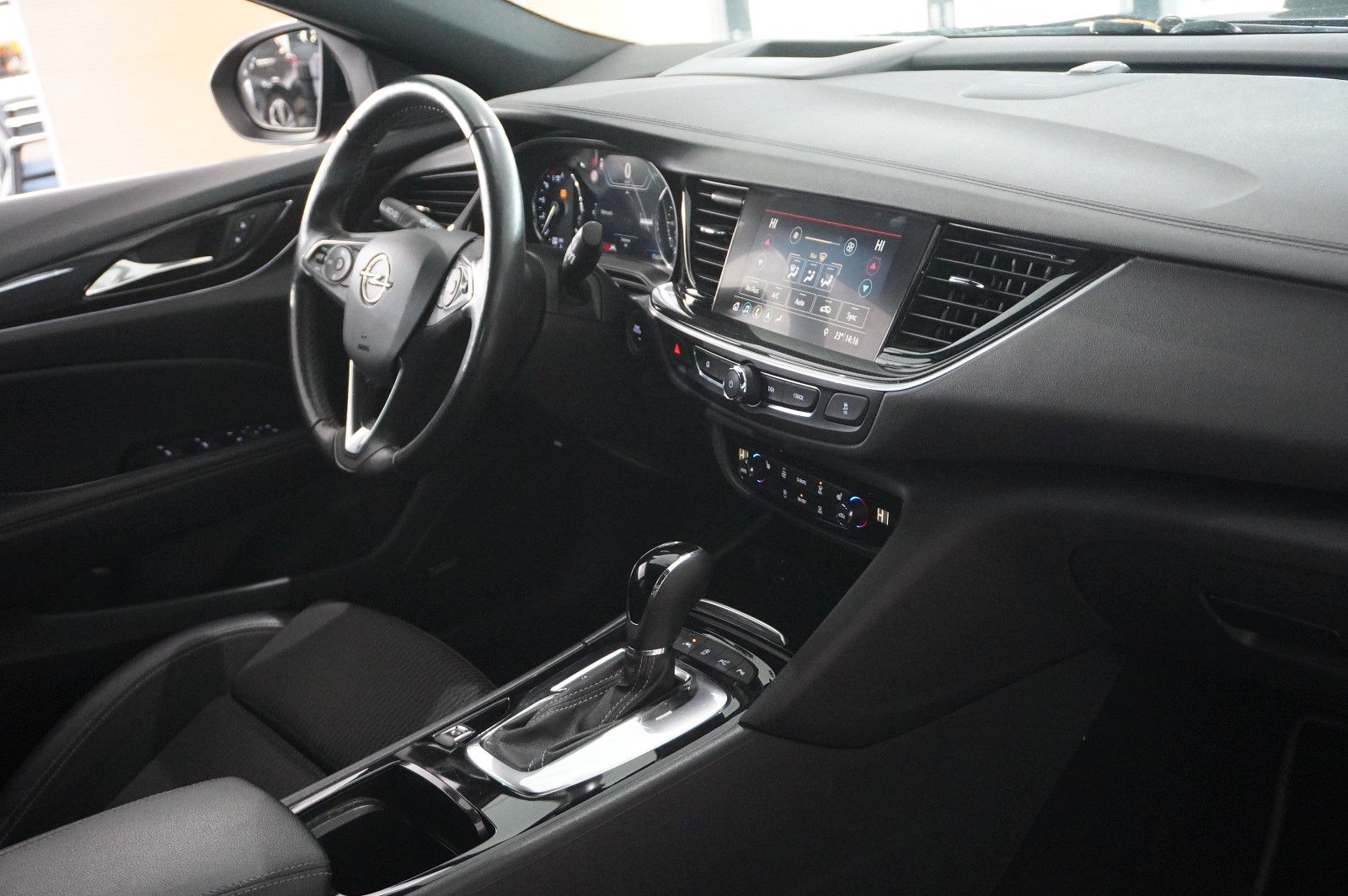 Fahrzeugabbildung Opel Insignia B ST 2.0D ELEGANCE 4X4 NAVI/HUD/BOSE/AH