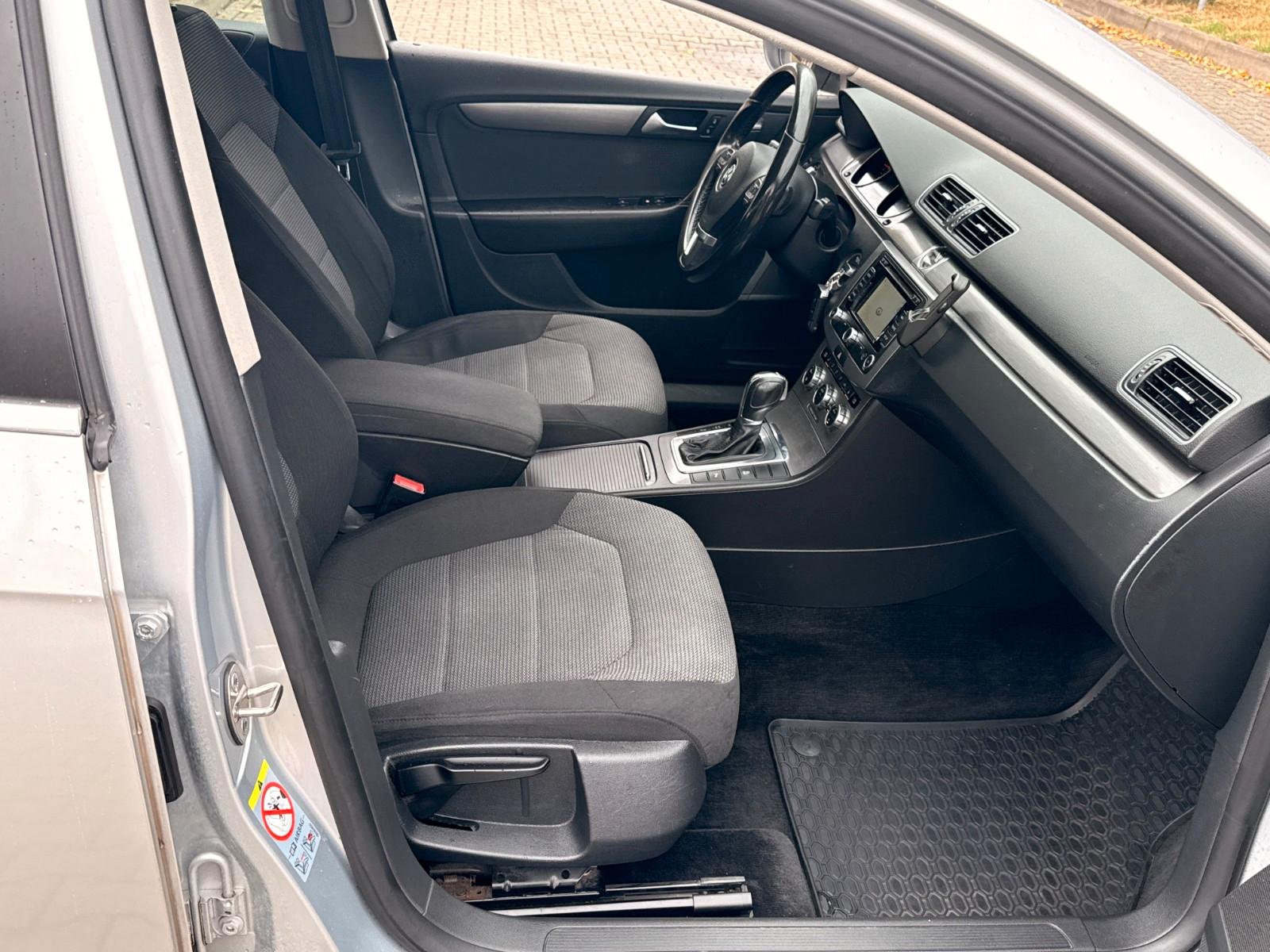 Volkswagen Passat 2012 — photo 17