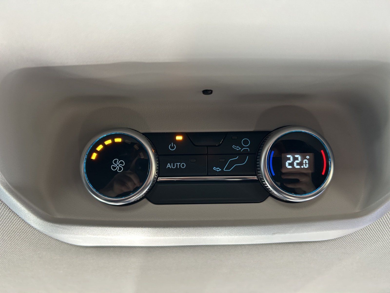 Fahrzeugabbildung Ford Tourneo Custom Titanium 320 L1 Aut./LED/ACC/CAM/