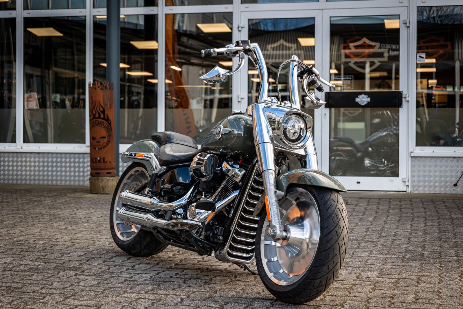 Fahrzeugabbildung Harley-Davidson FLFBS Fat Boy Softail 114 - Jekill & Hyde -