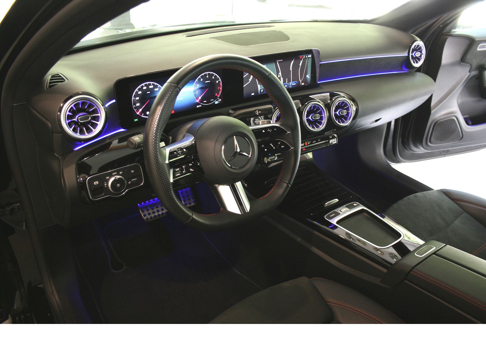 Fahrzeugabbildung Mercedes-Benz A 180 AMG Advanced Plus *MBUX*Ambiente.*Winterpa