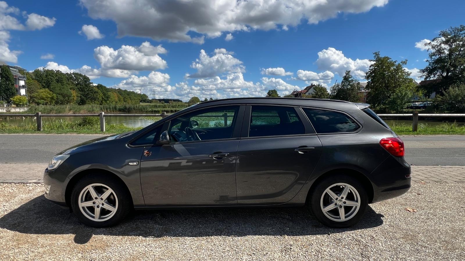 Opel Astra 2012 — interior