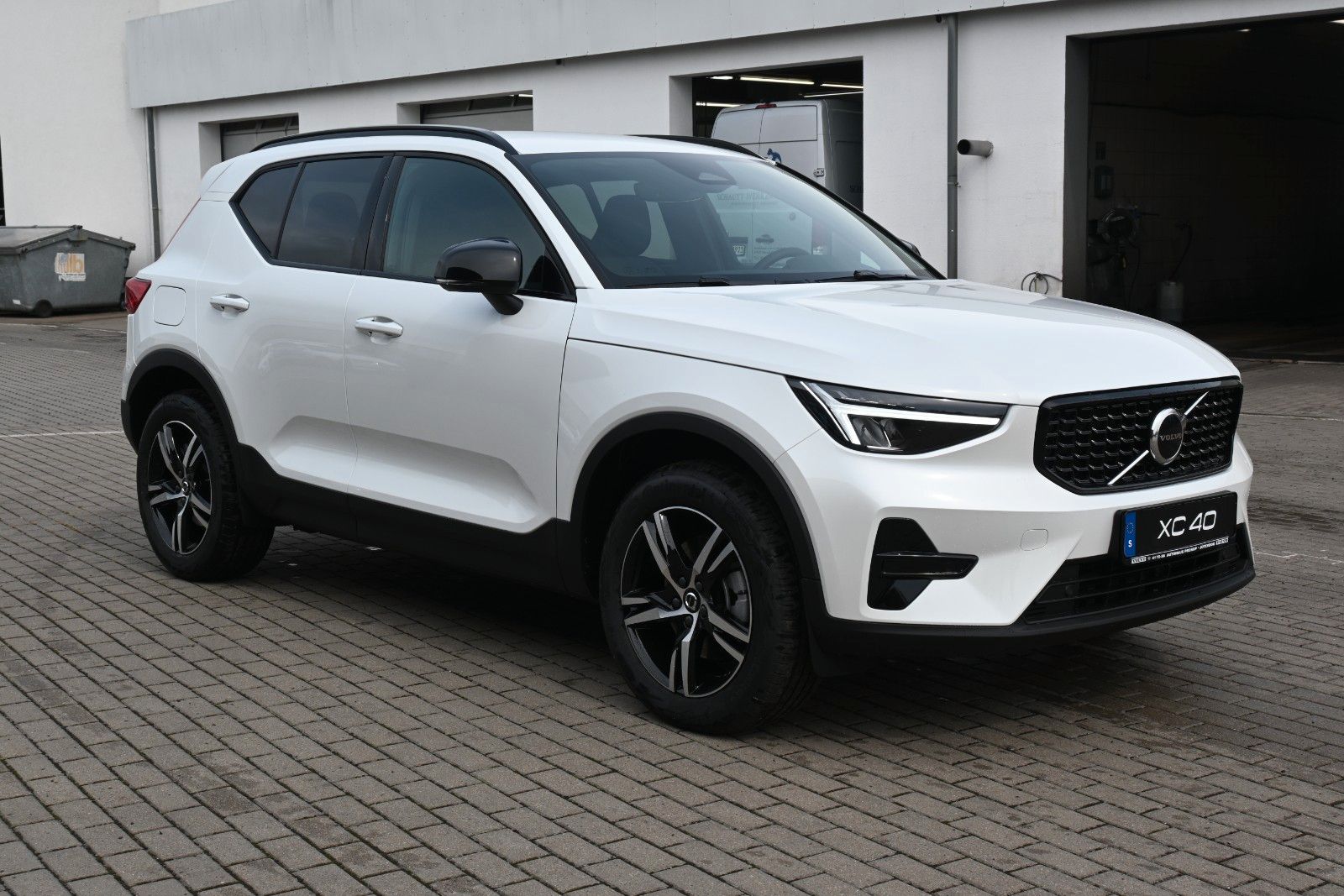 Fahrzeugabbildung Volvo XC40 B3 DKG Plus Dark*FSHZG*Pixel*360°*ACC