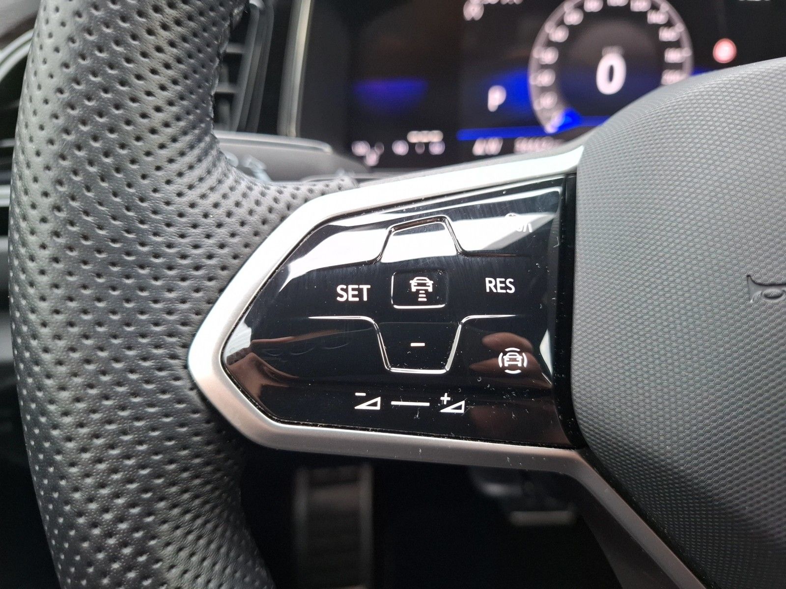Fahrzeugabbildung Volkswagen T-Roc TSI R-Line DSG Matrix Navi AID ACC RFK SHZ
