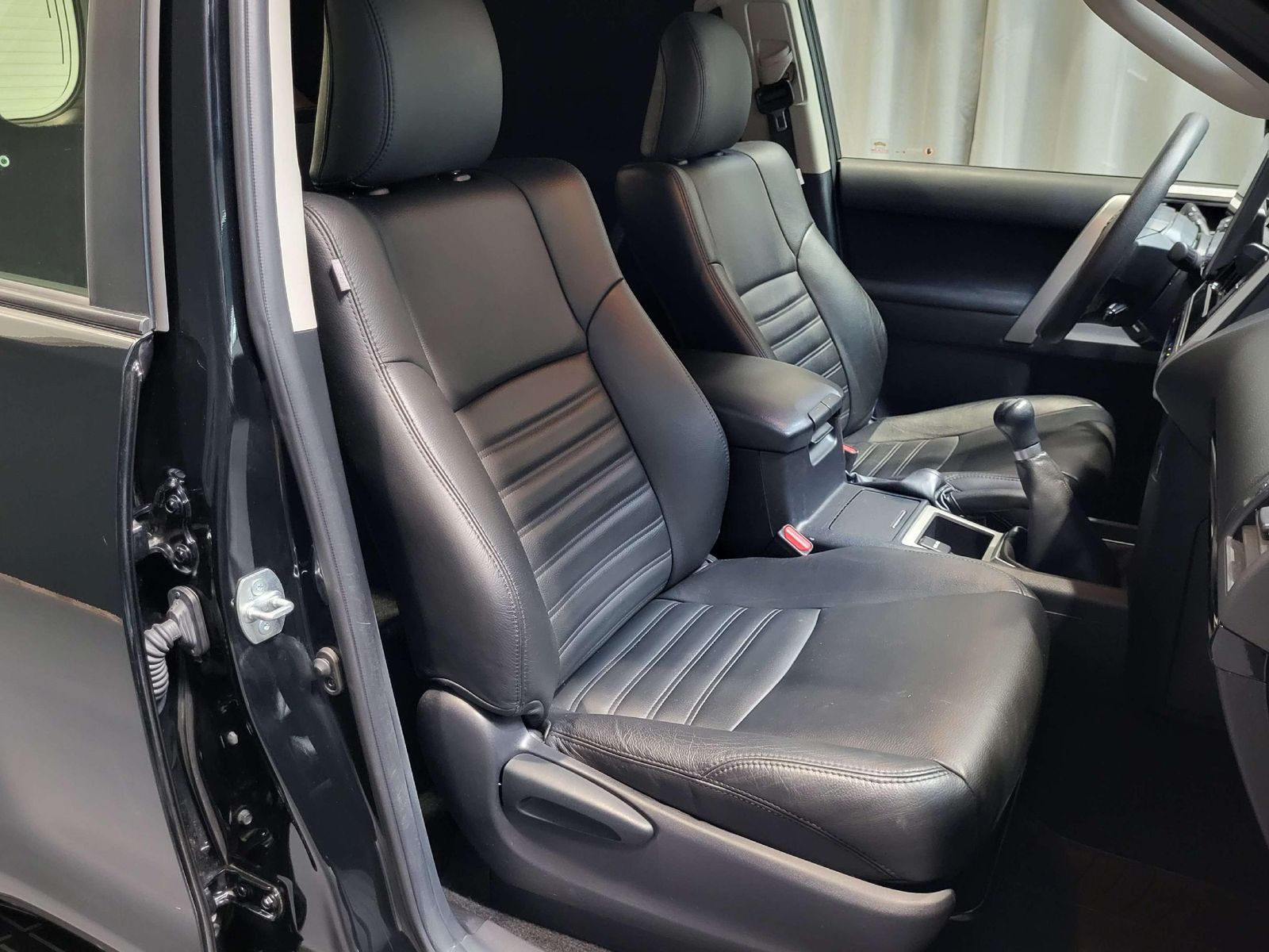 Toyota Land Cruiser 2.8D-4D 1of1 *Kühlbox| Seilwinde* foto 17