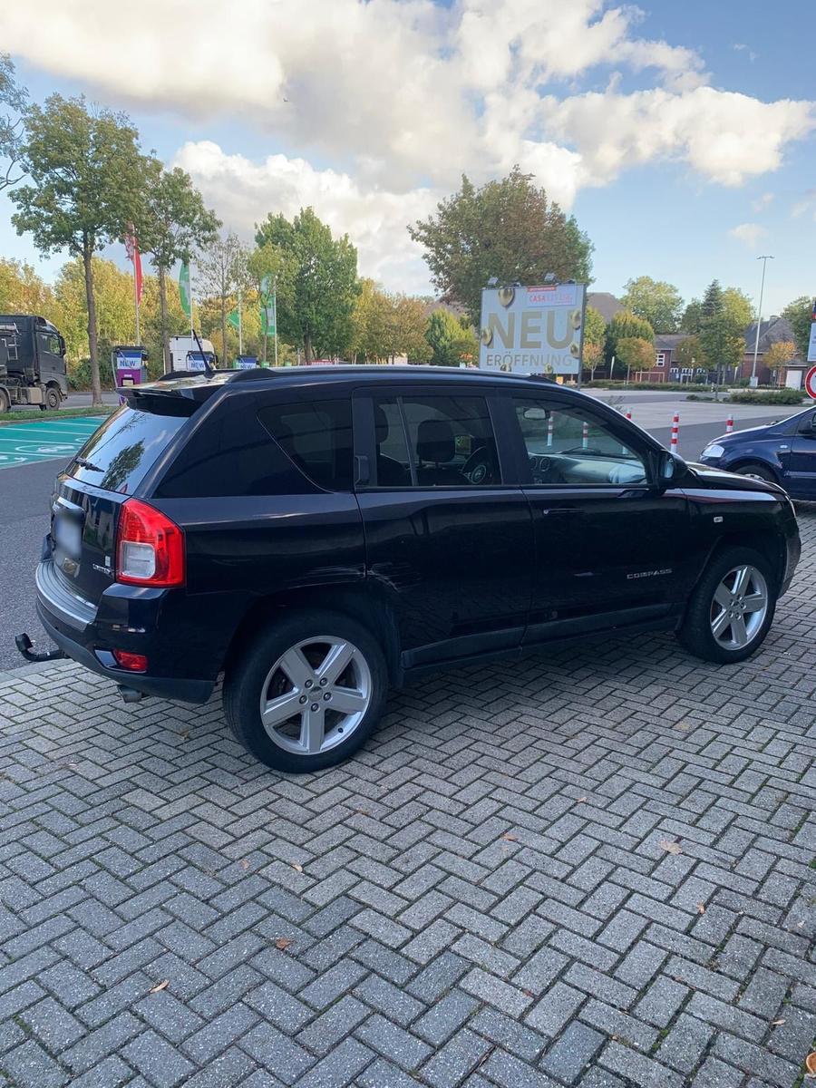 Jeep Compass 2011 — rear view