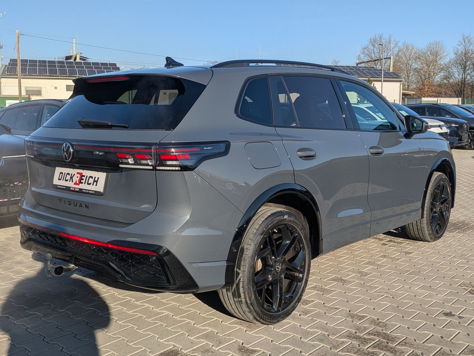 Fahrzeugabbildung Volkswagen Tiguan 2.0 TDI 4M R-Line BLACK*PAN*HK*AHK*MATRIX