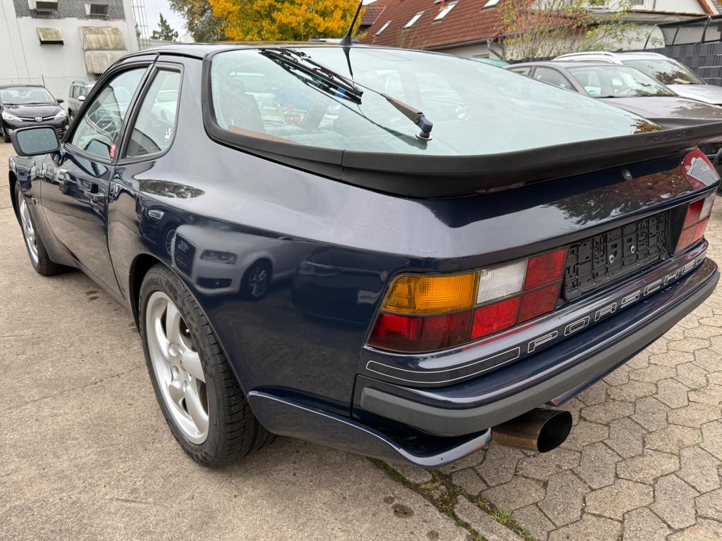 Porsche 944
