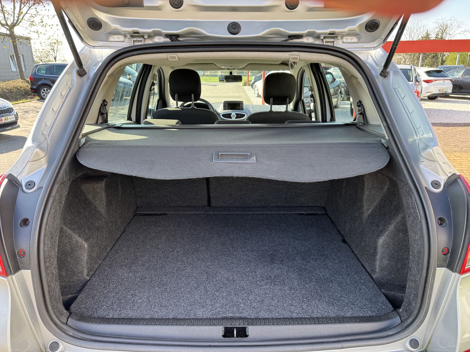 Fahrzeugabbildung Renault Clio Grandtour /NAVI/TMC/Klima/8x bereift