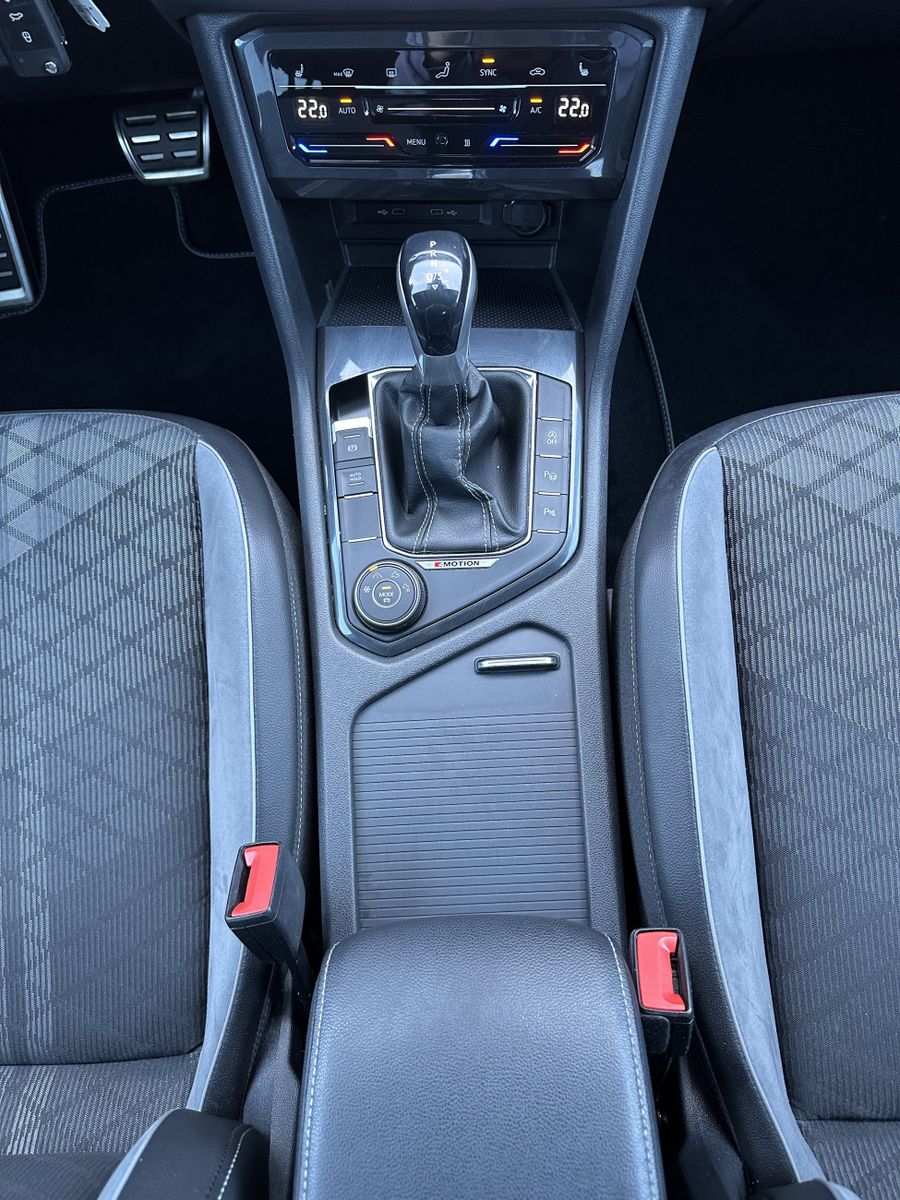 Fahrzeugabbildung Volkswagen Tiguan 4M R-Line Black NAV+IQ-LIGHT+AHK+VC+KAMER