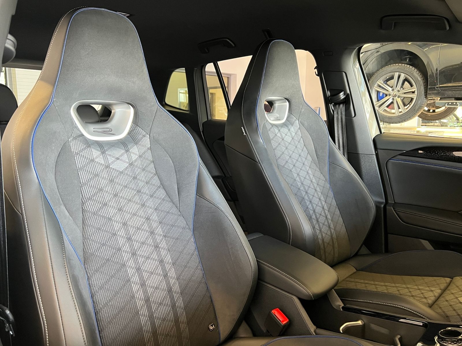 Fahrzeugabbildung Volkswagen Tiguan R-Line 2.0 TDI DSG 4Motion *AHK, IQ.Light