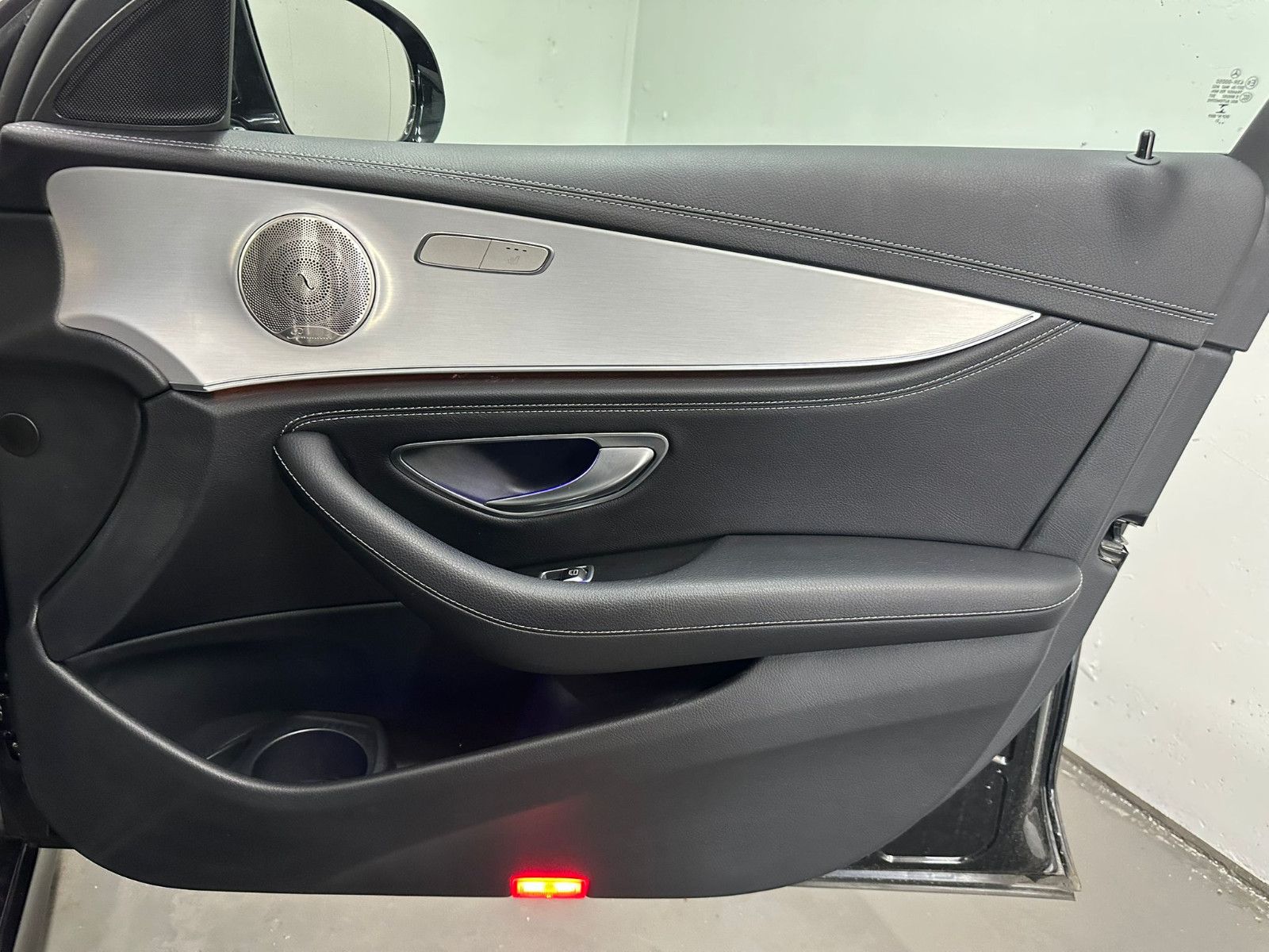 Fahrzeugabbildung Mercedes-Benz E 300 d 4MATIC T Autom * AMG-LINE*NAVI*AMBIL*