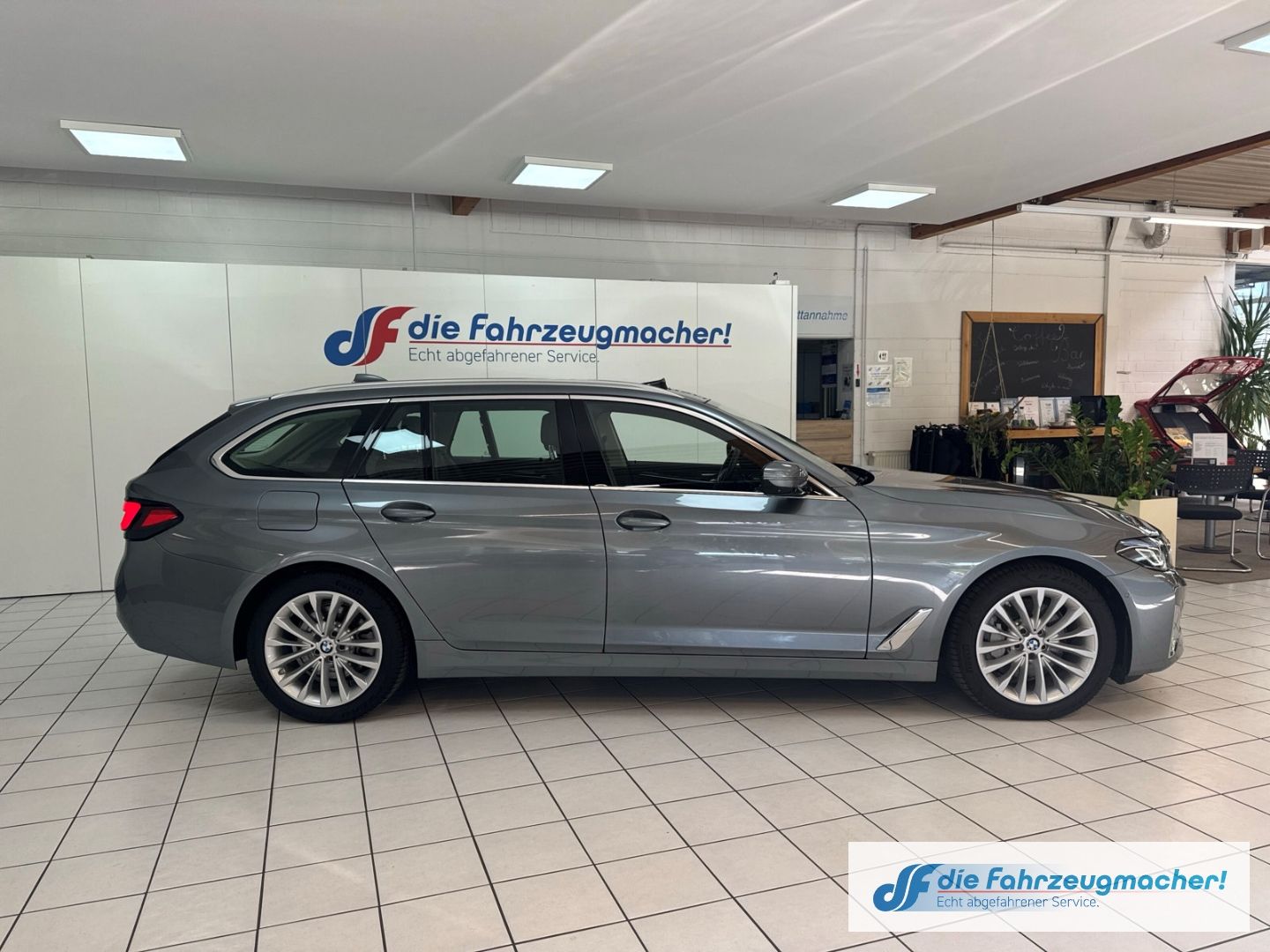 Fahrzeugabbildung BMW 530 e xDrive Luxury Line Touring HUD LuftF Pano