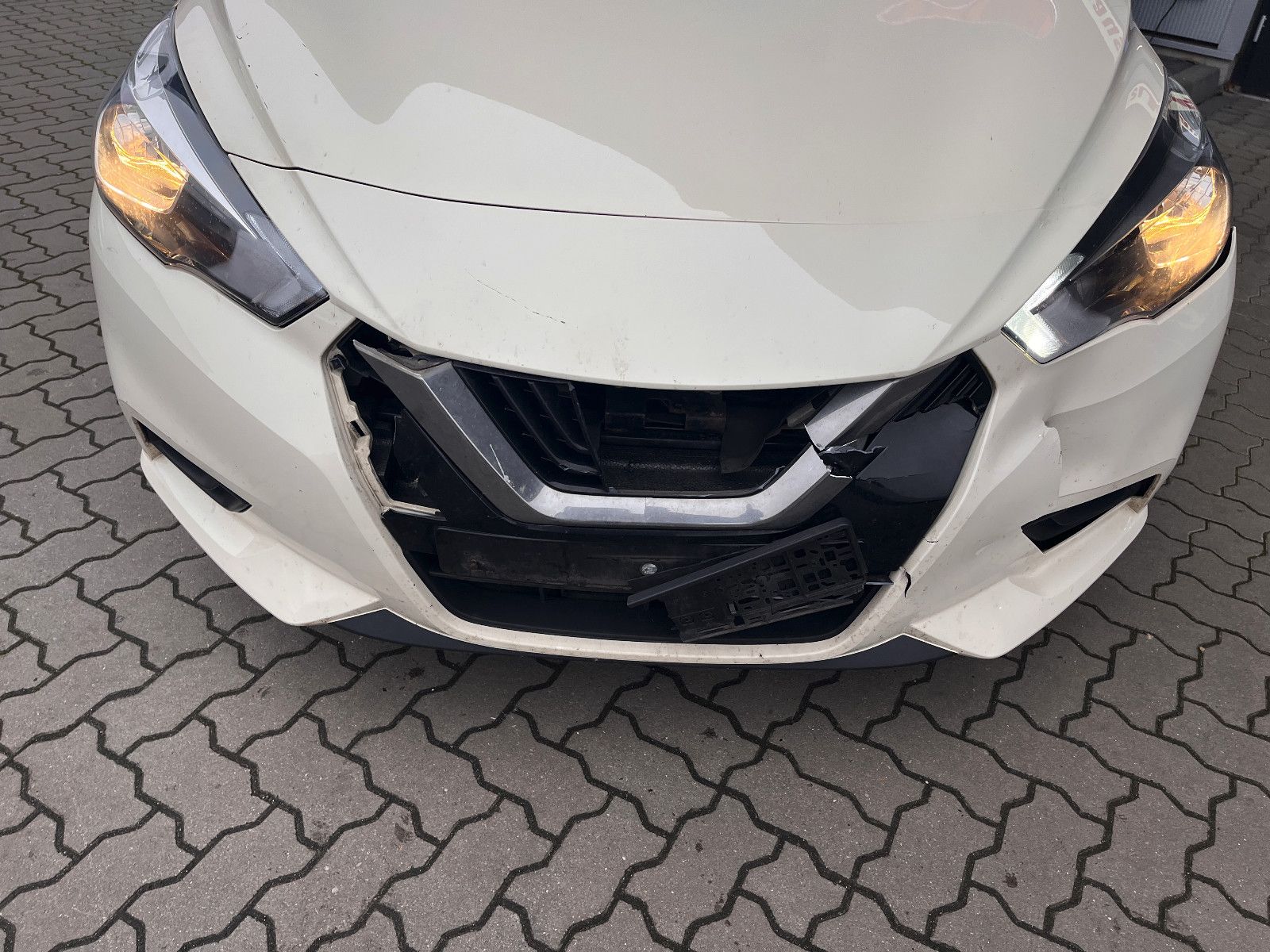 Fahrzeugabbildung Nissan Micra Acenta / leichter Frontschaden