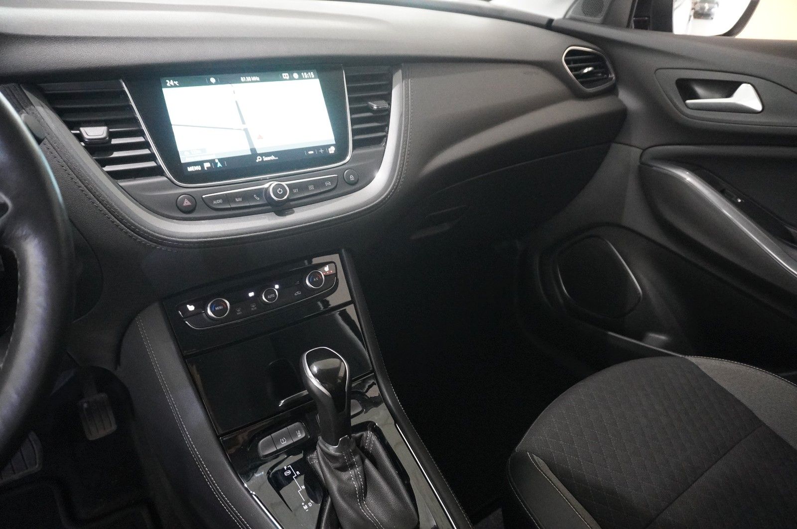 Fahrzeugabbildung Opel Grandland (X) 1.2T INNOV. NAVI/LED/KAMERA/SH/DAB