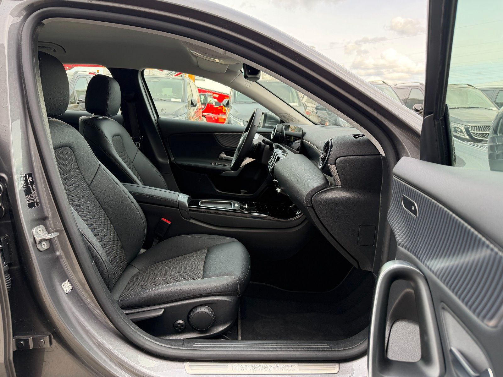 Fahrzeugabbildung Mercedes-Benz A 200 Progressive R-Kamera+LED+DAB+IHC+MBUX