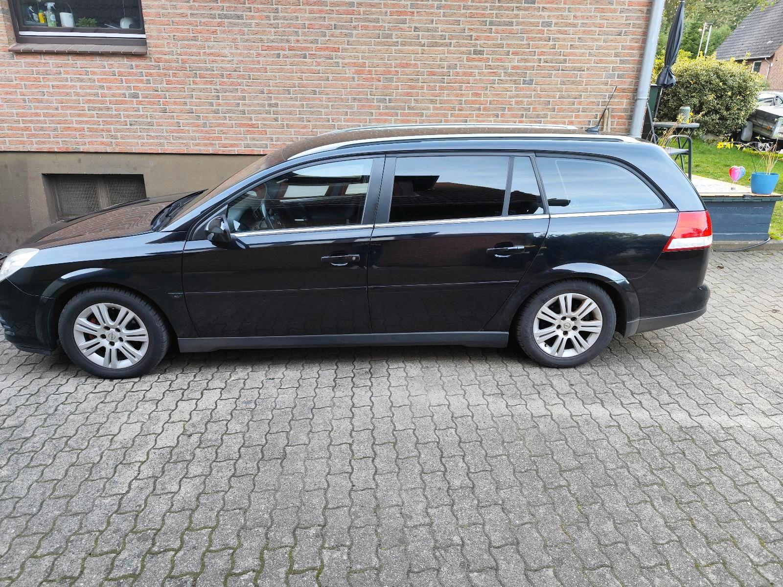 Opel Vectra 2006 — rear view