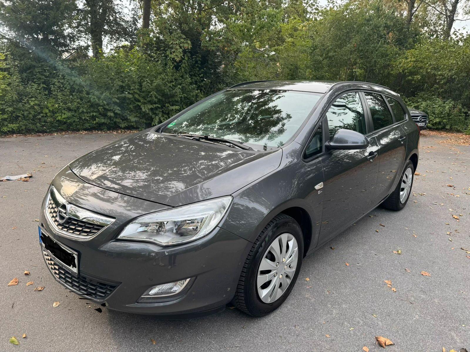 Opel Astra 2014 — вигляд ззаду