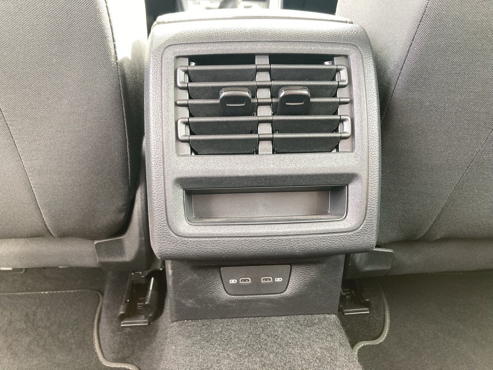 Fahrzeugabbildung Volkswagen Golf VIII Variant TSI Life LED Navi AID ACC PDC