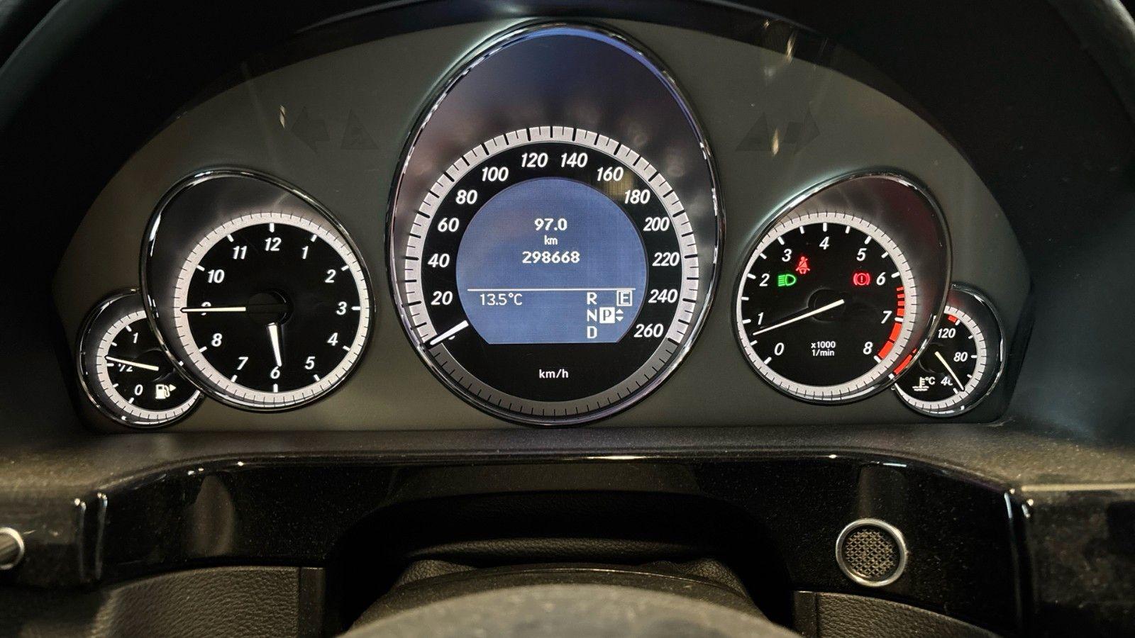 Mercedes-Benz E350 2010 — photo 13