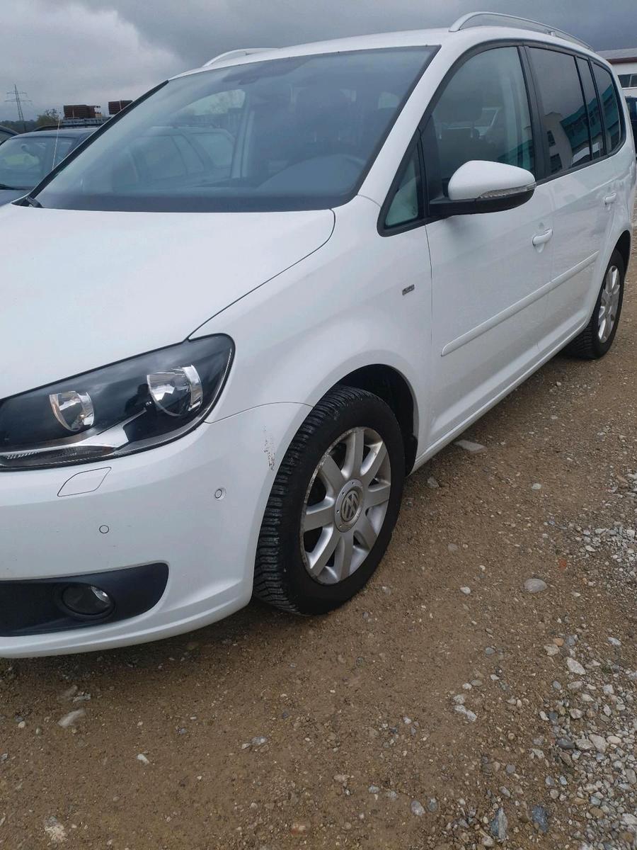 Volkswagen Touran 2015 — rear view