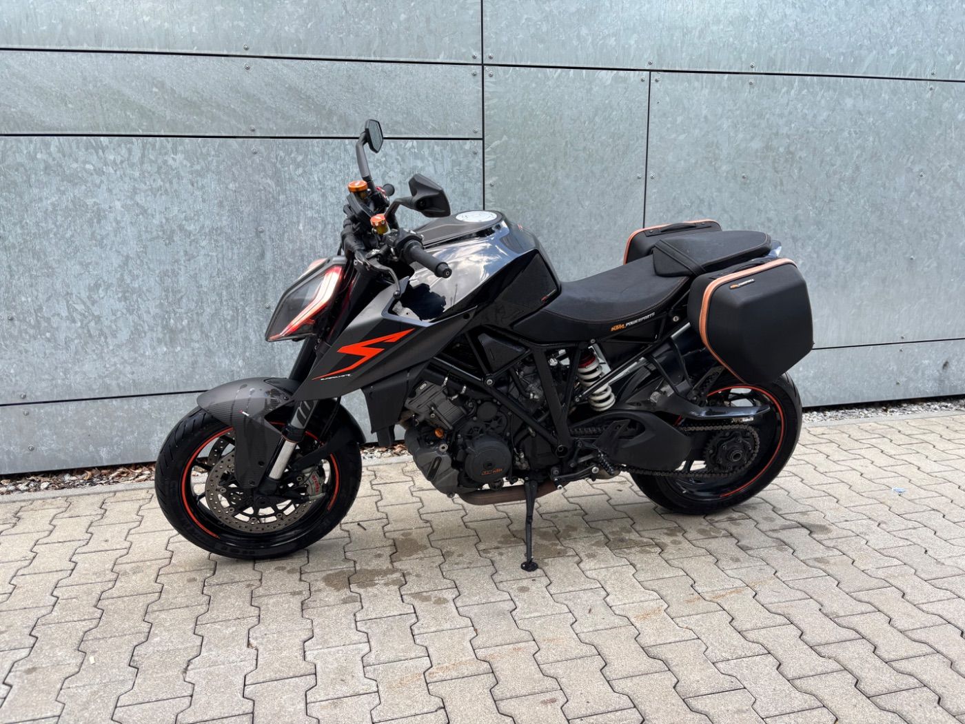 Fahrzeugabbildung KTM 1290 Super Duke R Akrapovic
