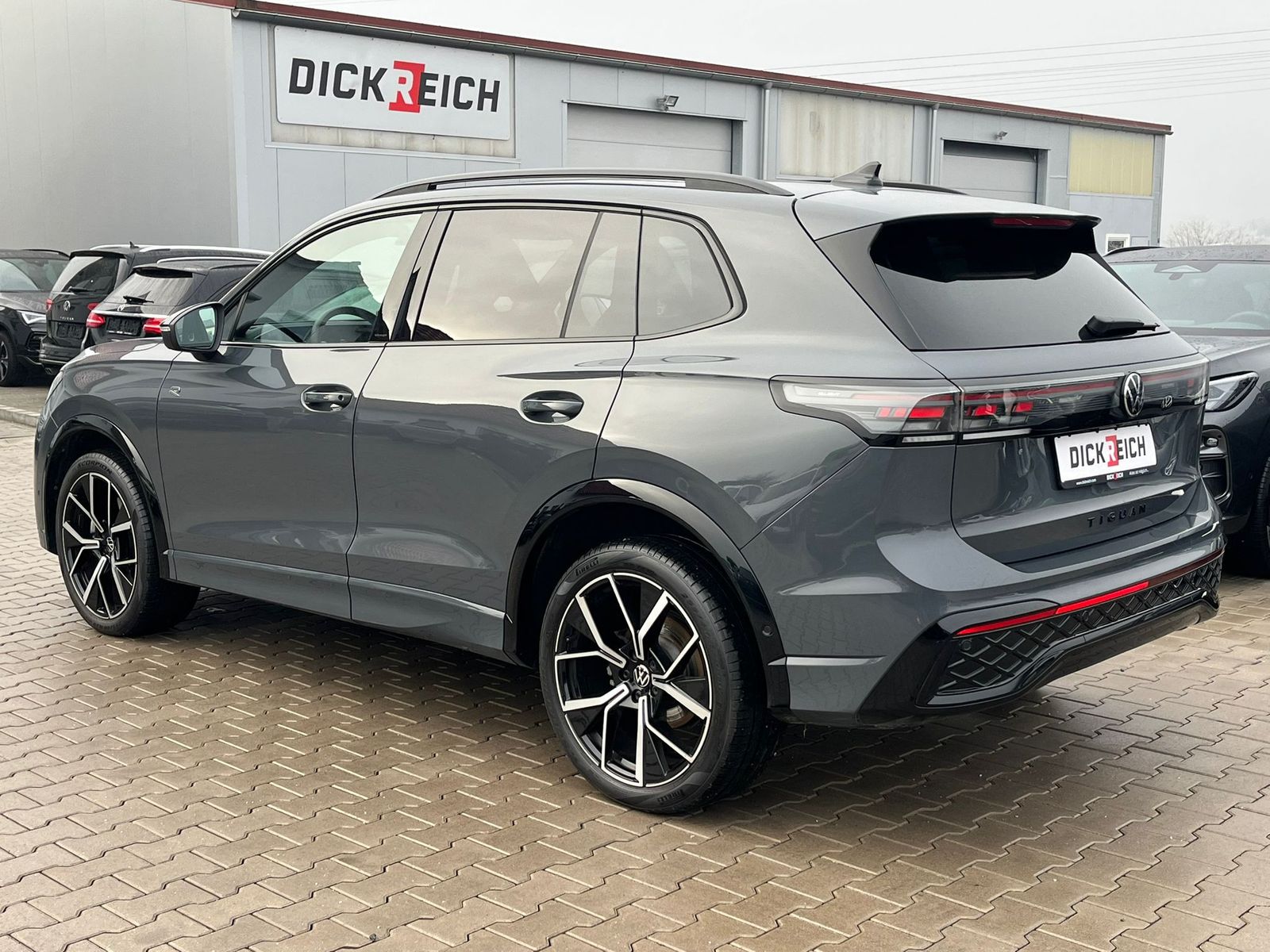 Fahrzeugabbildung Volkswagen Tiguan 2.0 TDI 4M R-Line PANO*H&K*AHK*MATRIX*20"