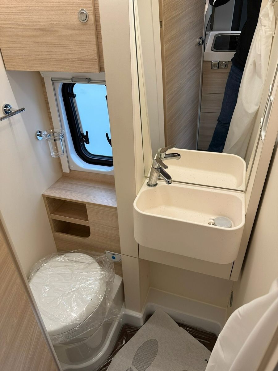 Fahrzeugabbildung Eura Mobil Van V 635 EB Automatik, 180 PS, Fahrassistenz