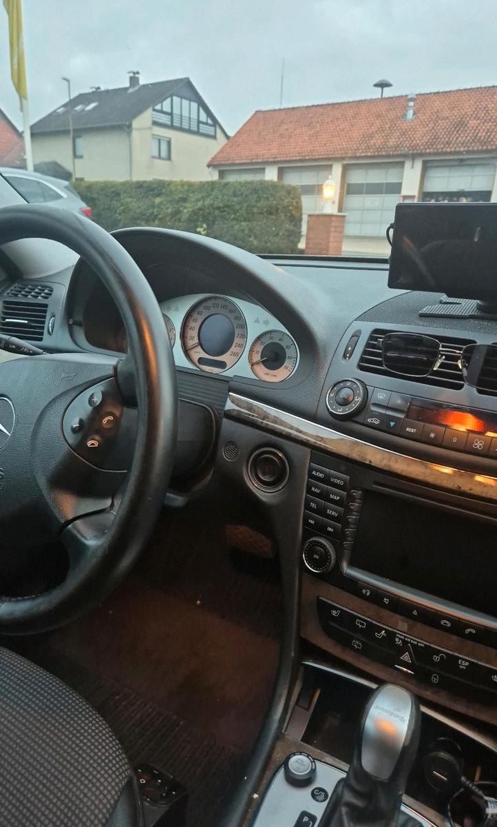Mercedes-Benz E320 2004 — photo 7