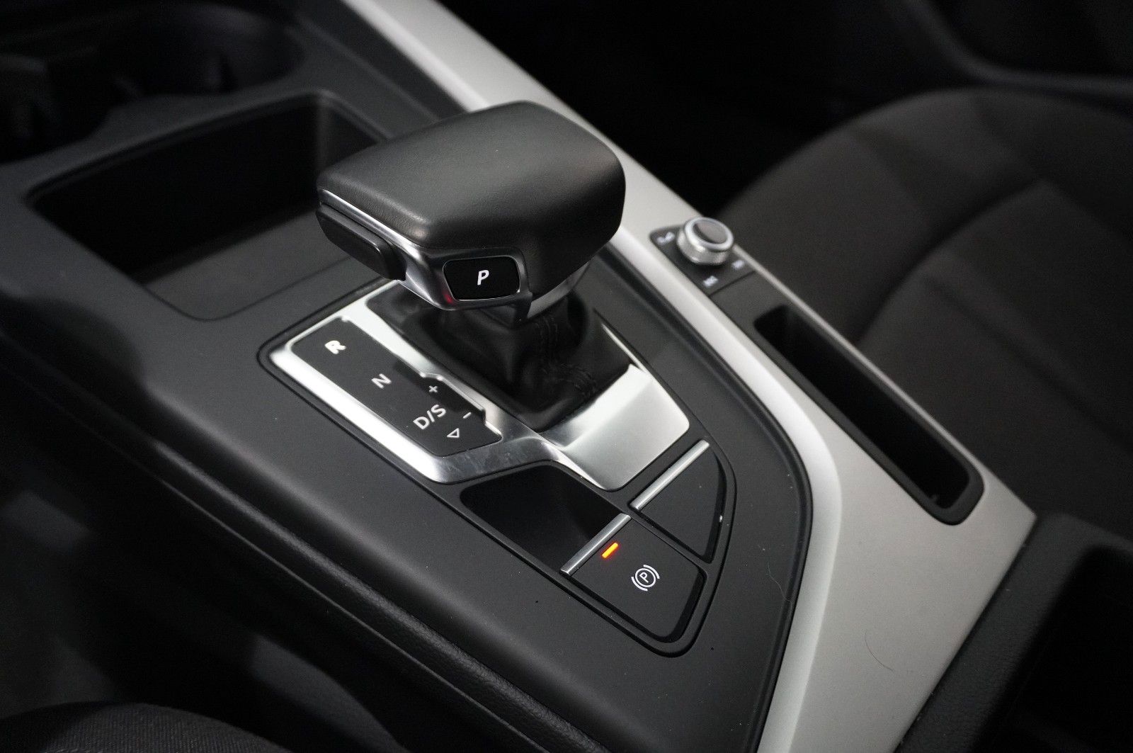 Fahrzeugabbildung Audi A4 Avant 35 TDI S-TRONIC NAVI/LED/KAMERA/SHZ/DAB
