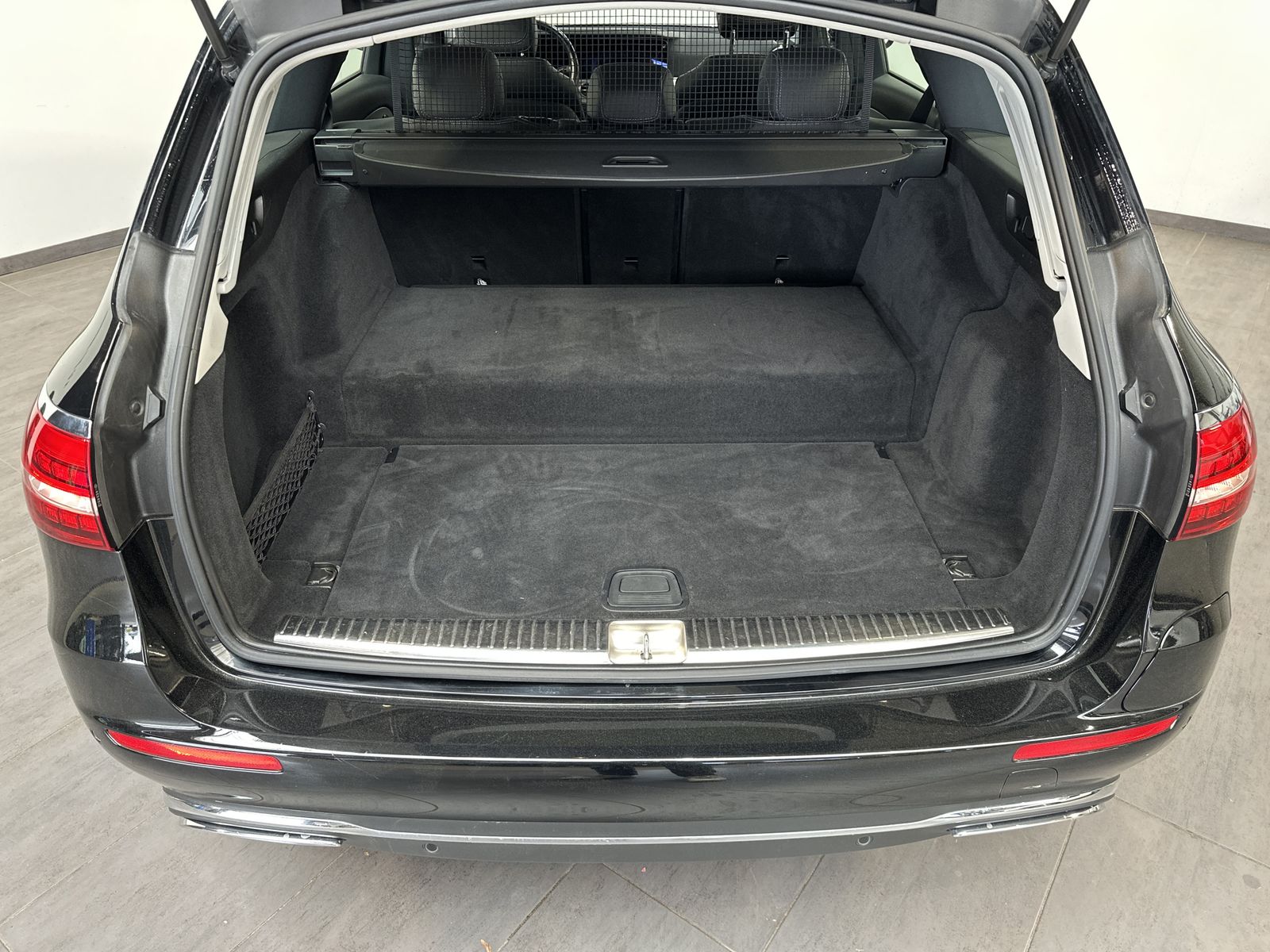 Fahrzeugabbildung Mercedes-Benz E 300e T Avantgarde NAV+LED+KAMERA+SHZ+VCOCKPIT