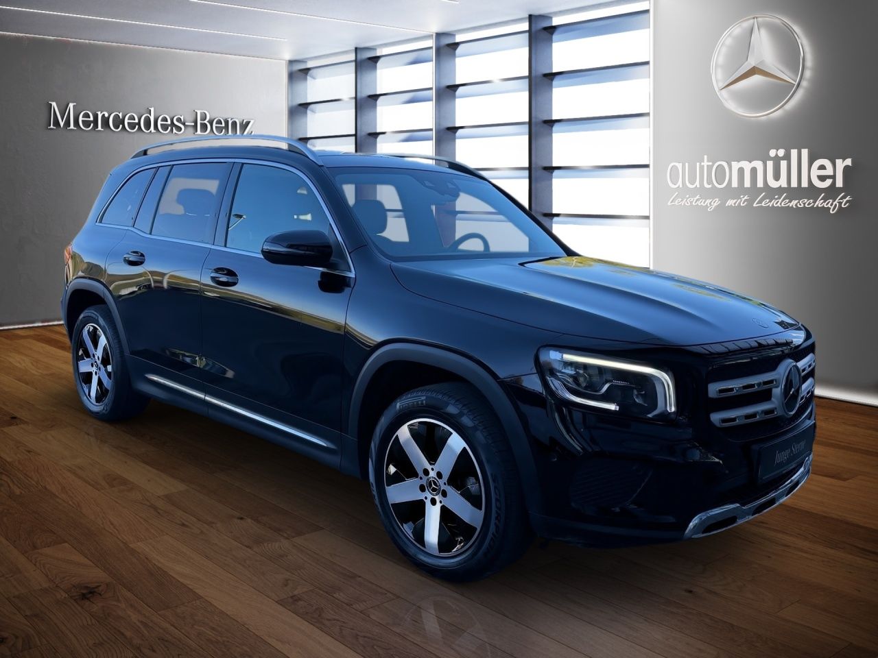 Fahrzeugabbildung Mercedes-Benz GLB 200 PANO+AHK+STNDHZ+MULTIBEAM+DISTR+LHZ+KAM+