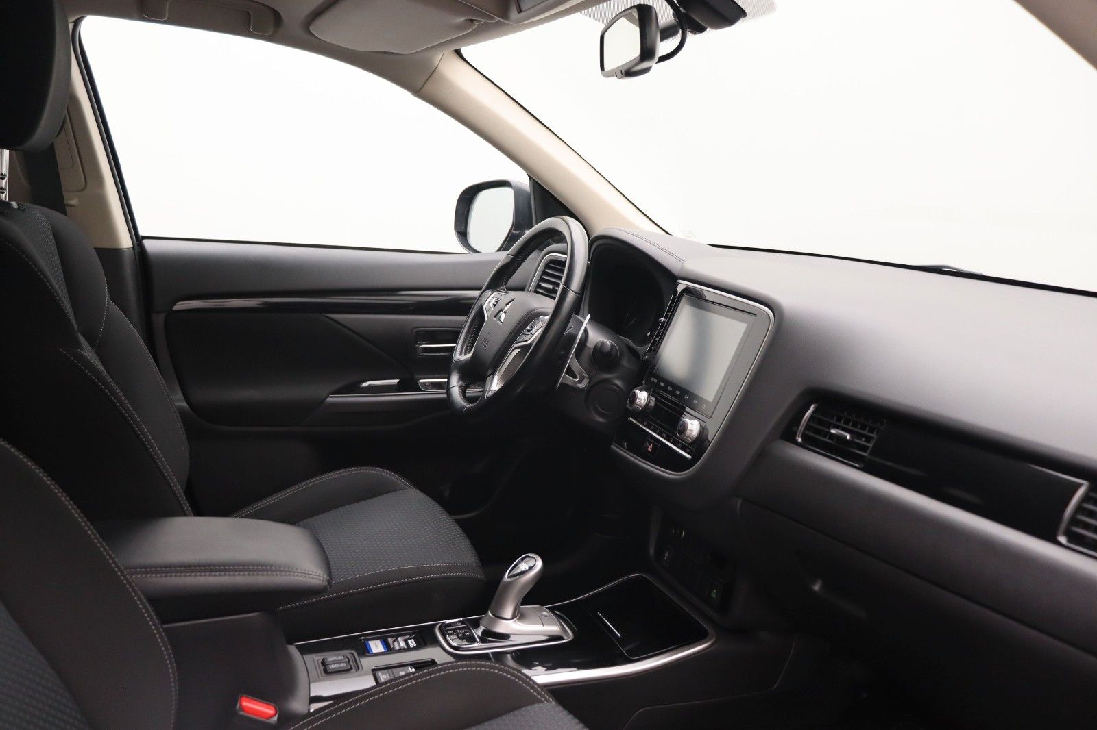 Fahrzeugabbildung Mitsubishi Outlander PHEV 2.4 Basis 4WD