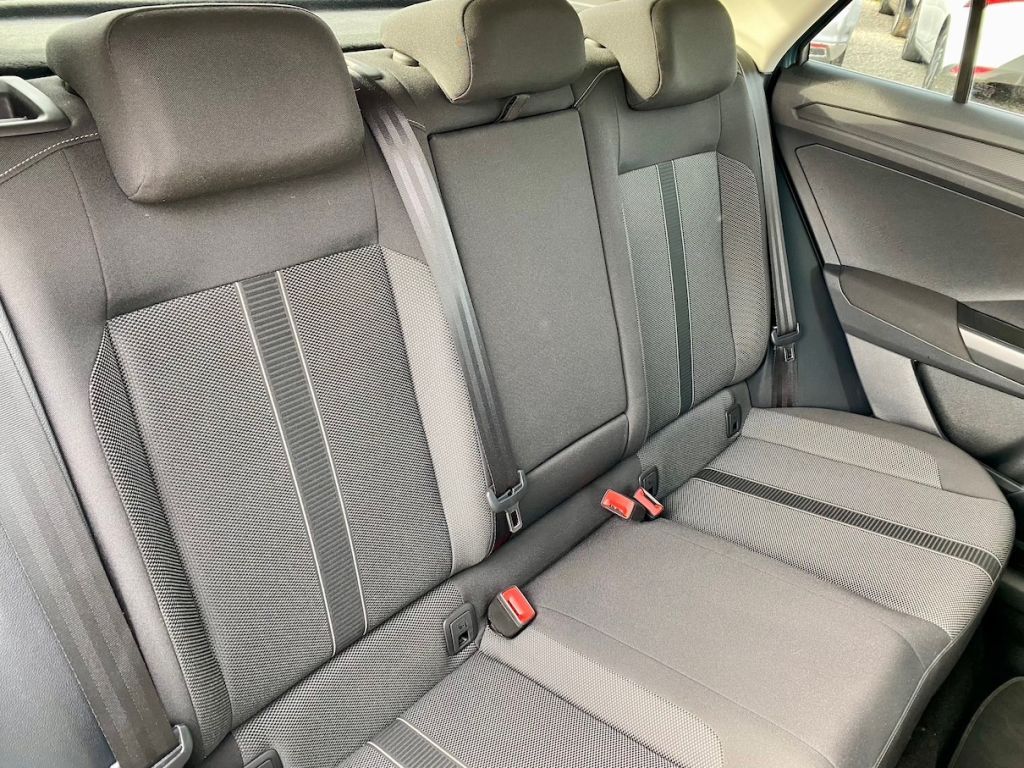 Fahrzeugabbildung Volkswagen T-Roc 1.0 AAC KLIMAAUT SHZ NAVI CARPLAY GJR