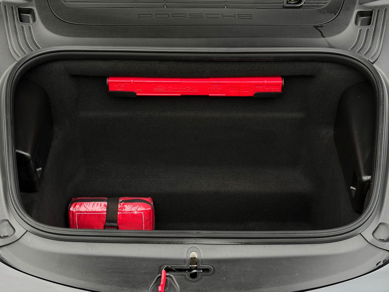 Fahrzeugabbildung Porsche 718 Boxster Sport PASM NAV CarPlay LHZ SHZ 20"