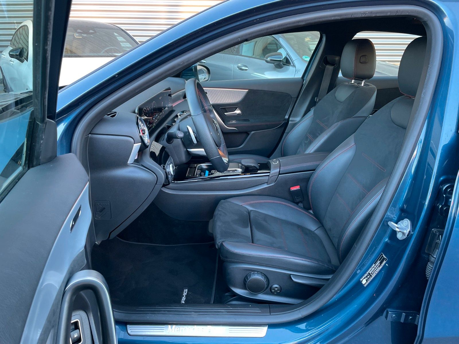 Fahrzeugabbildung Mercedes-Benz A 250e Limo+AMG+Ambiente+RFK+19Zoll+MBUX+LED+