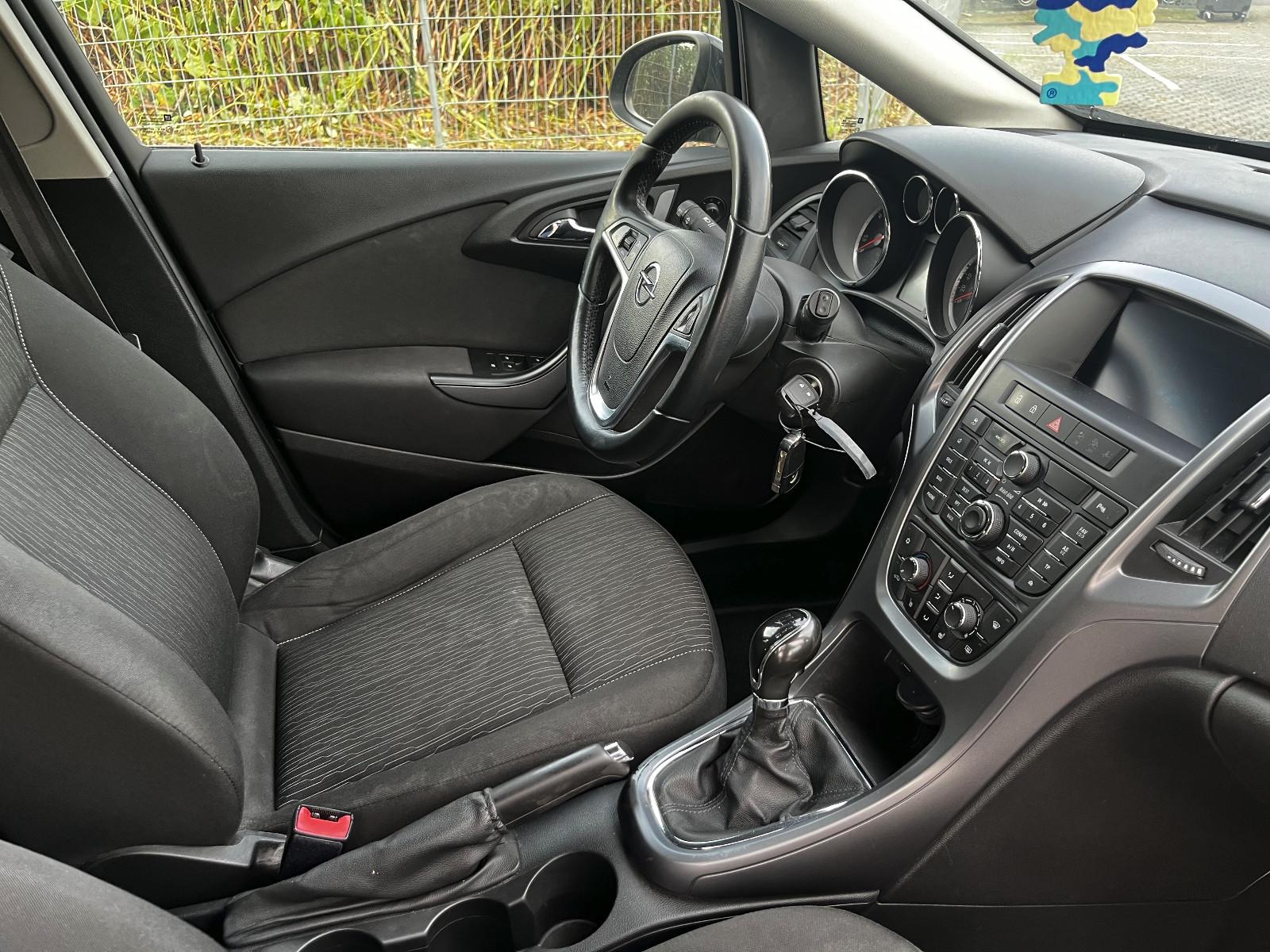 Opel Astra 2015 — photo 11