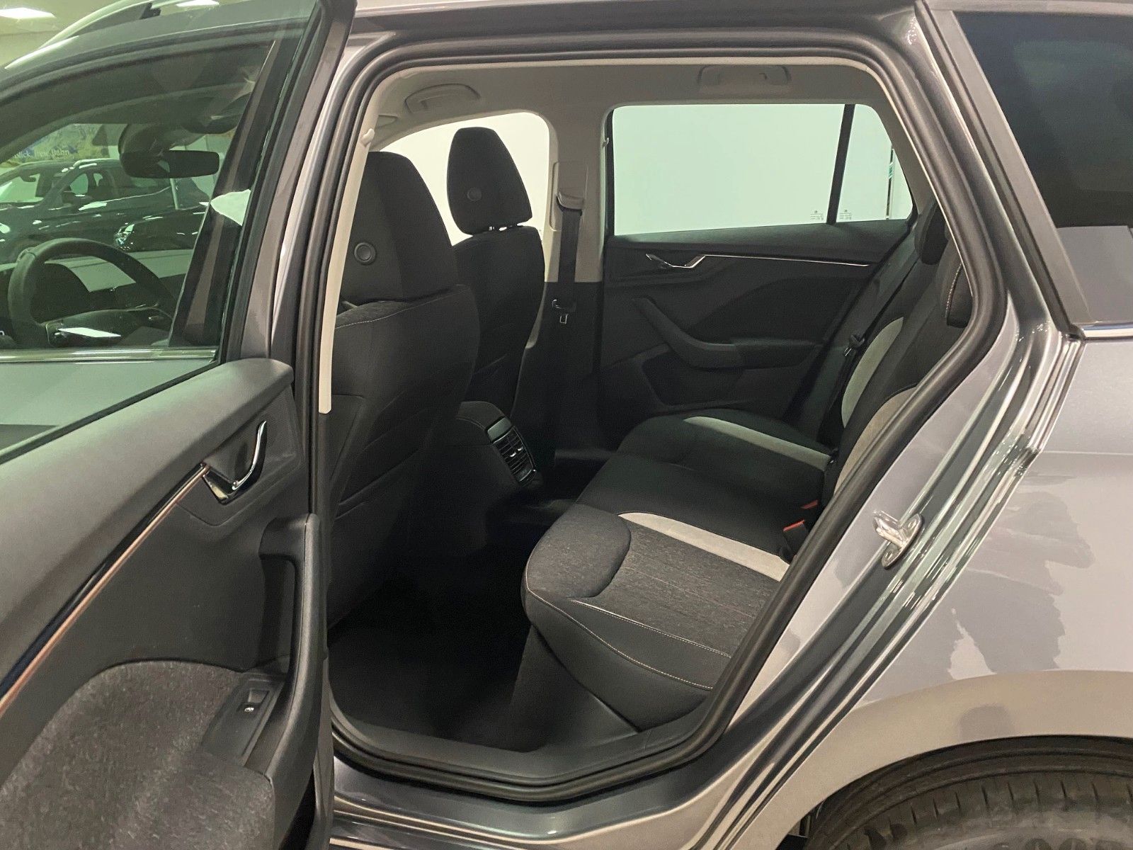 Fahrzeugabbildung SKODA Kamiq 1.0 TSI 85kW DSG Selection ACC+elek.Heck