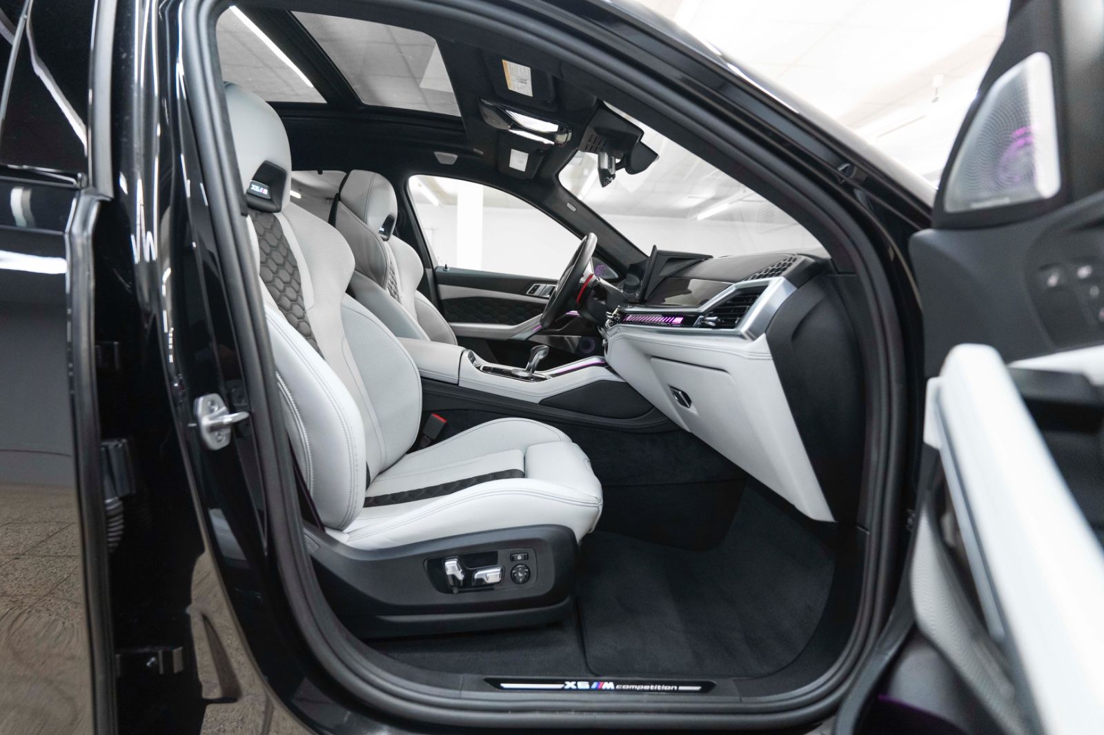 Fahrzeugabbildung BMW X6 M Competition B&W SKY LOUNGE 360° M+S