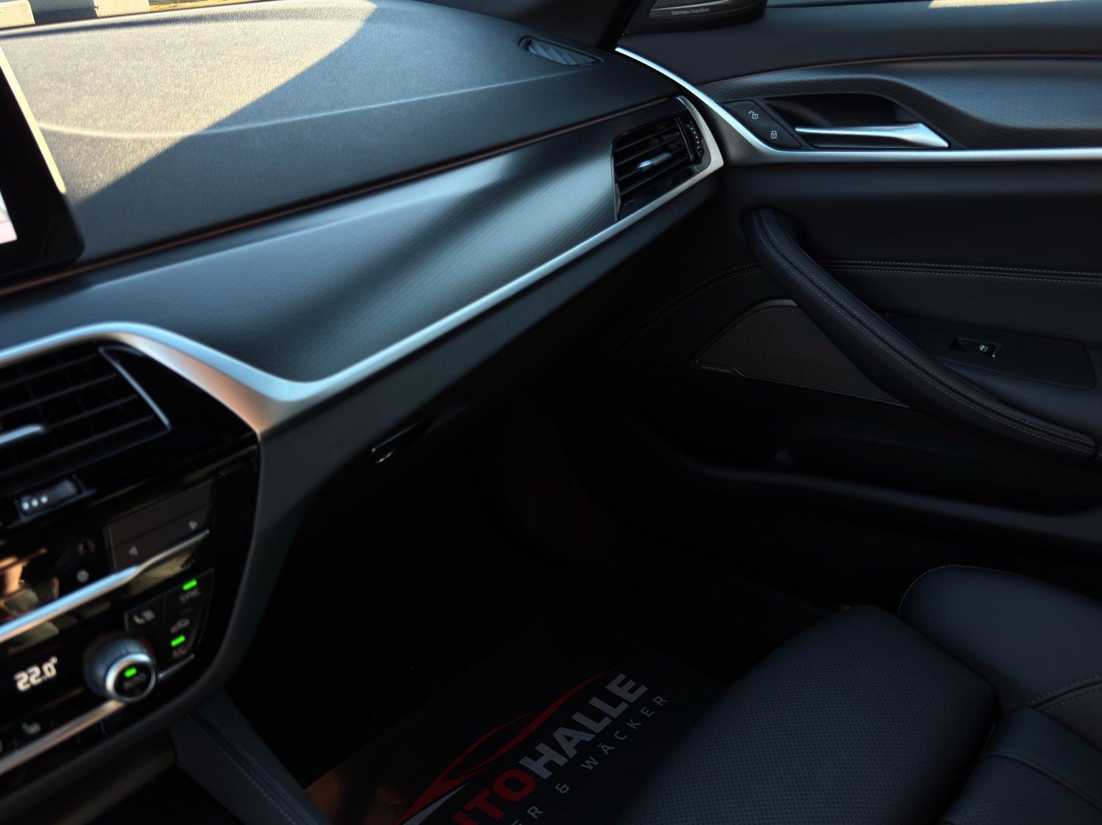 Fahrzeugabbildung BMW 530d Touring M Sport Shad HuD H&K LHZ SHZ Leder