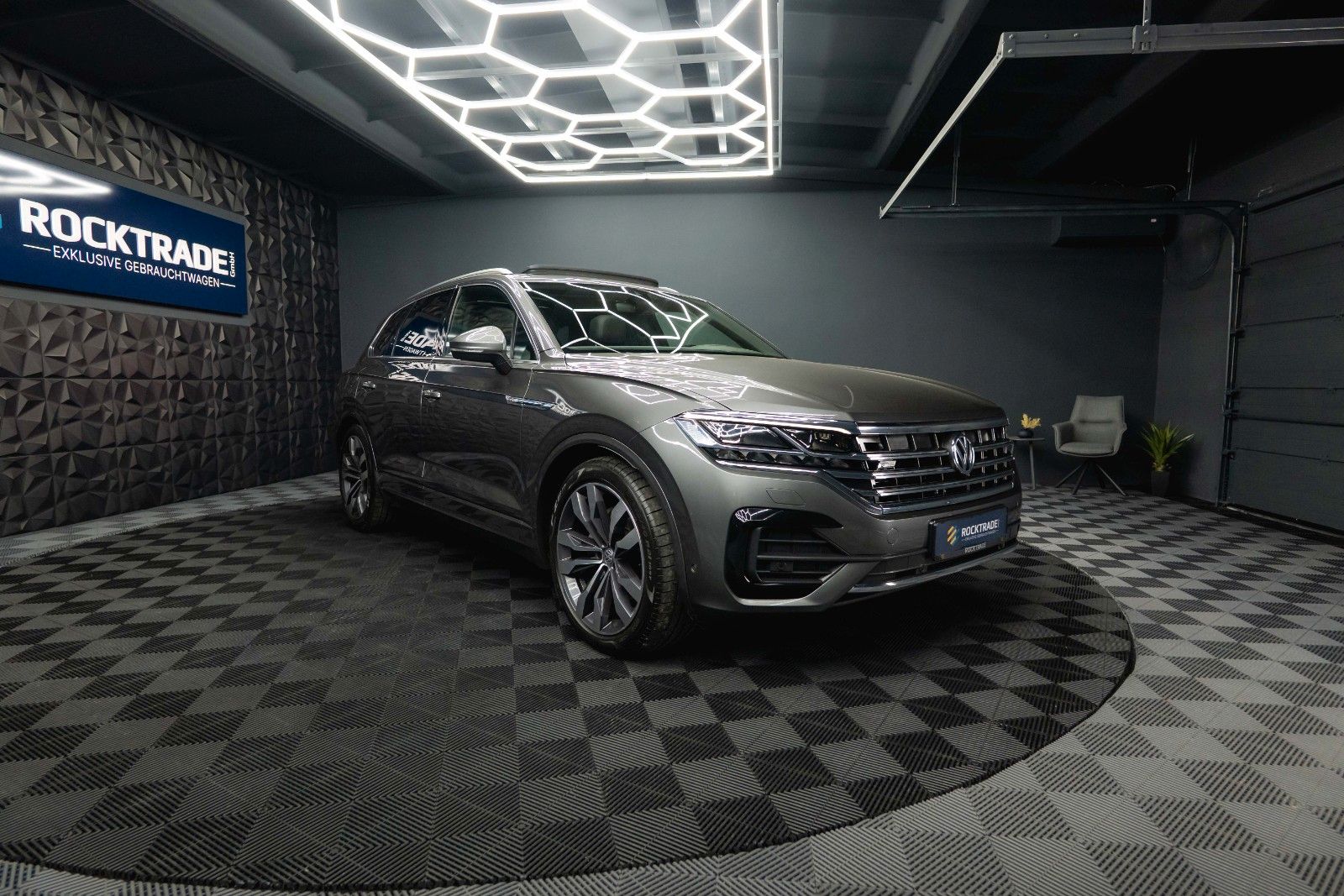 Fahrzeugabbildung Volkswagen Touareg V6 R-Line+ 4Motion *Pano*Matrix*DAB*19%*