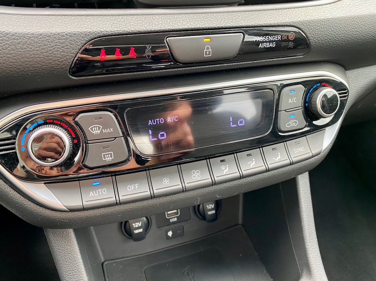 Fahrzeugabbildung Hyundai i30 1.0 DCT AAC SHZ ALLWETTER ALU