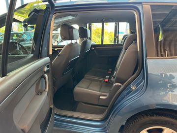 MYAUTOCENTER – Gebraucht- und Jahreswagen mit Werkstattservice in Pfaffenhofen Volkswagen Touran*7-Sitzer*TEMPO*2ZONEN*SitzHZ*PDC*TÜV 528
